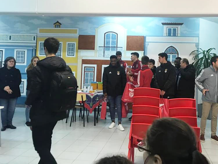 Mobiliário novo oferecido pelo ‘nosso vizinho’ Sport Lisboa e Benfica