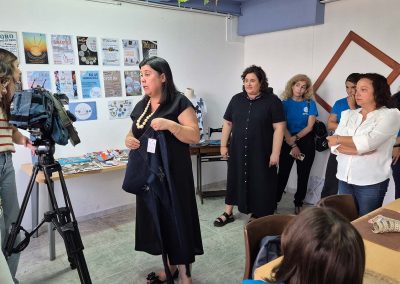 Participantes do projeto Fios que Unem em oficina de costura solidária no Centro Paroquial de Arrentela