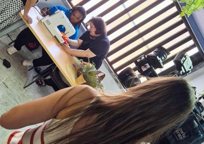 Participantes do projeto Fios que Unem em oficina de costura solidária no Centro Paroquial de Arrentela