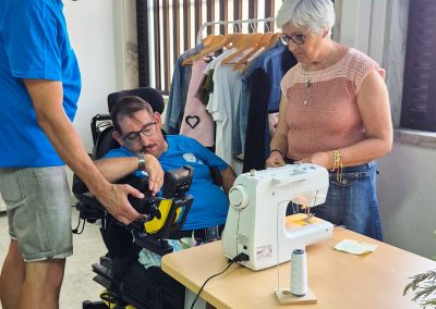Participantes do projeto Fios que Unem em oficina de costura solidária no Centro Paroquial de Arrentela