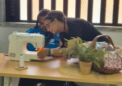 Participantes do projeto Fios que Unem em oficina de costura solidária no Centro Paroquial de Arrentela