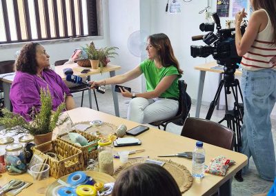 Participantes do projeto Fios que Unem em oficina de costura solidária no Centro Paroquial de Arrentela