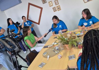 Participantes do projeto Fios que Unem em oficina de costura solidária no Centro Paroquial de Arrentela