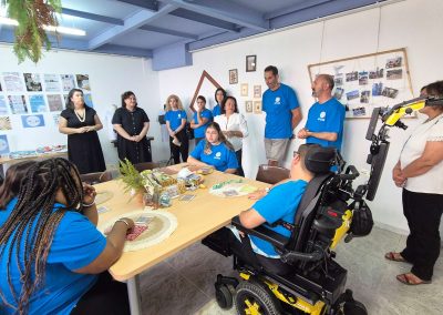 Participantes do projeto Fios que Unem em oficina de costura solidária no Centro Paroquial de Arrentela