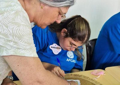 Participantes do projeto Fios que Unem em oficina de costura solidária no Centro Paroquial de Arrentela