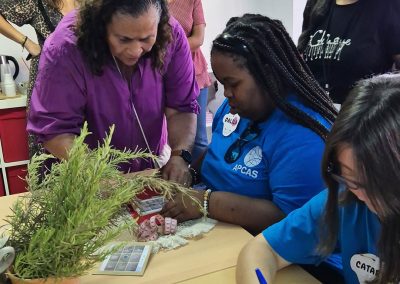 Participantes do projeto Fios que Unem em oficina de costura solidária no Centro Paroquial de Arrentela