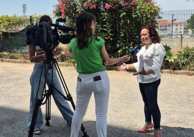 Participantes do projeto Fios que Unem em oficina de costura solidária no Centro Paroquial de Arrentela