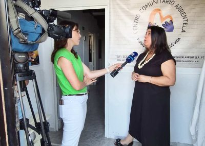 Participantes do projeto Fios que Unem em oficina de costura solidária no Centro Paroquial de Arrentela