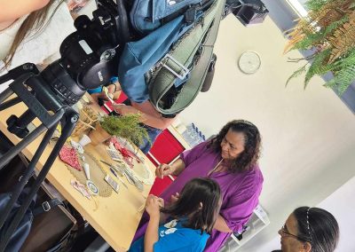 Participantes do projeto Fios que Unem em oficina de costura solidária no Centro Paroquial de Arrentela